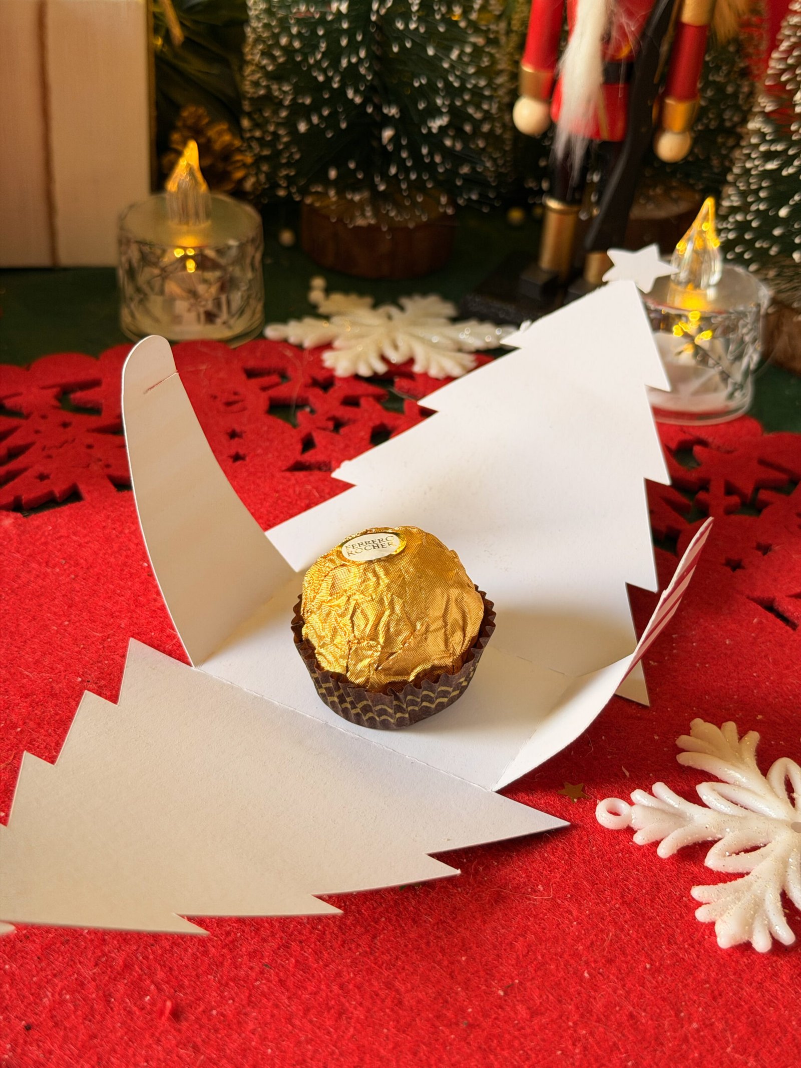 Árvore para docinho de Natal montada com bombom